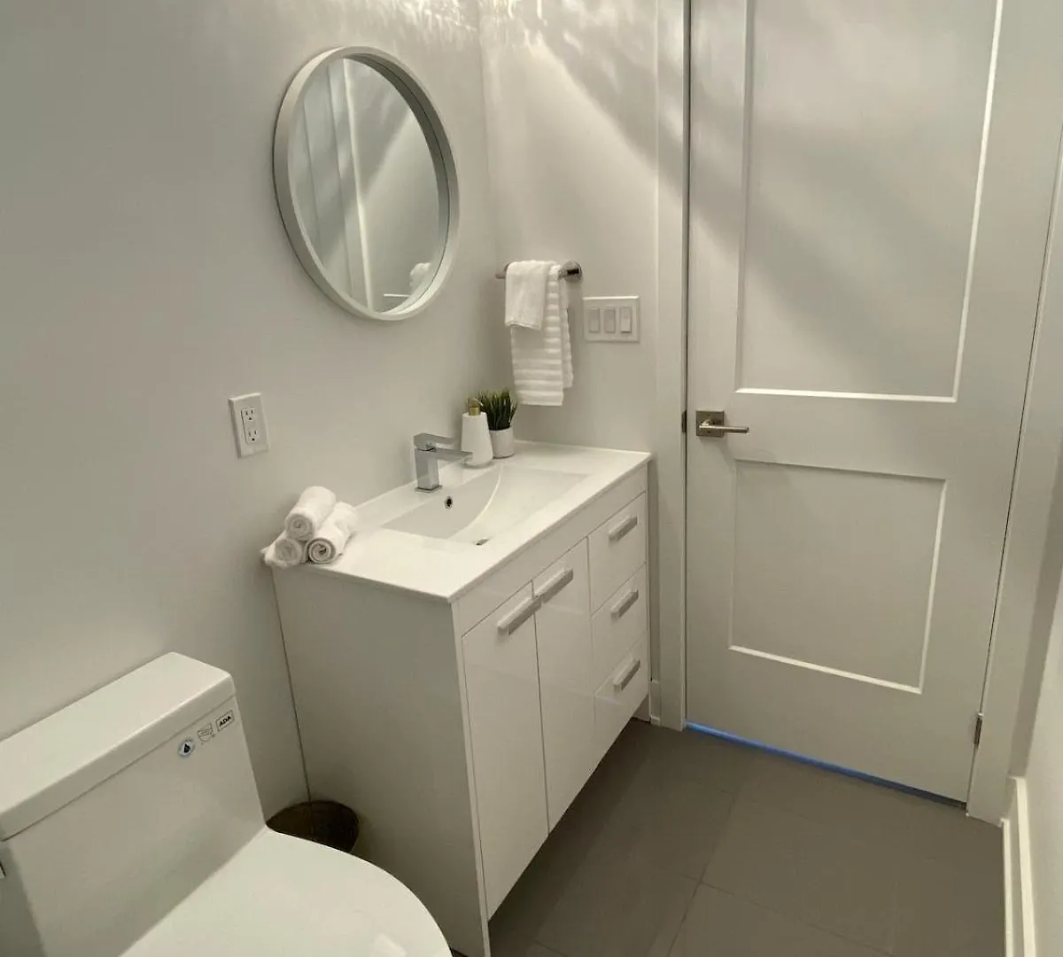 Apartment Chic Contemporary 2 Bedroom Minutes From The Falls Niagara Falls