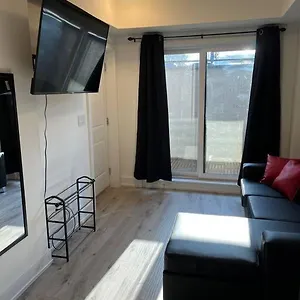 Apartment Lovely One Bedroom With Free Parking, Niagara Falls
