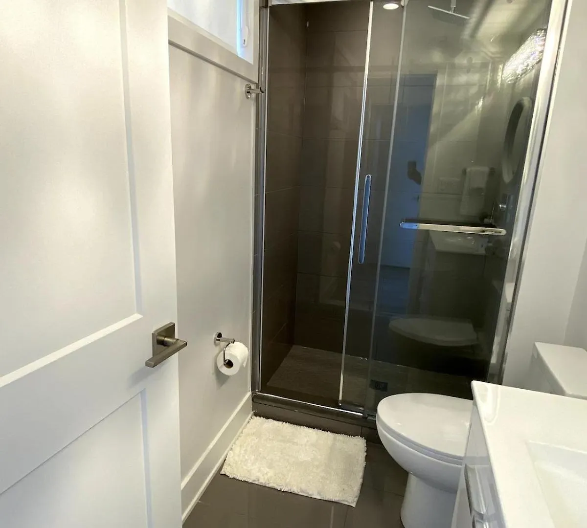 Chic Contemporary 2 Bedroom Minutes From The Falls Niagara Falls