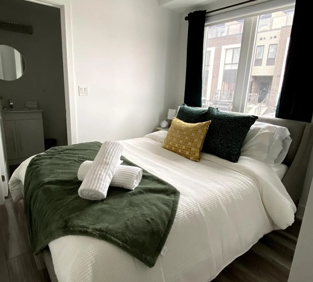 Chic Contemporary 2 Bedroom Minutes From The Falls Niagara Falls Kanada